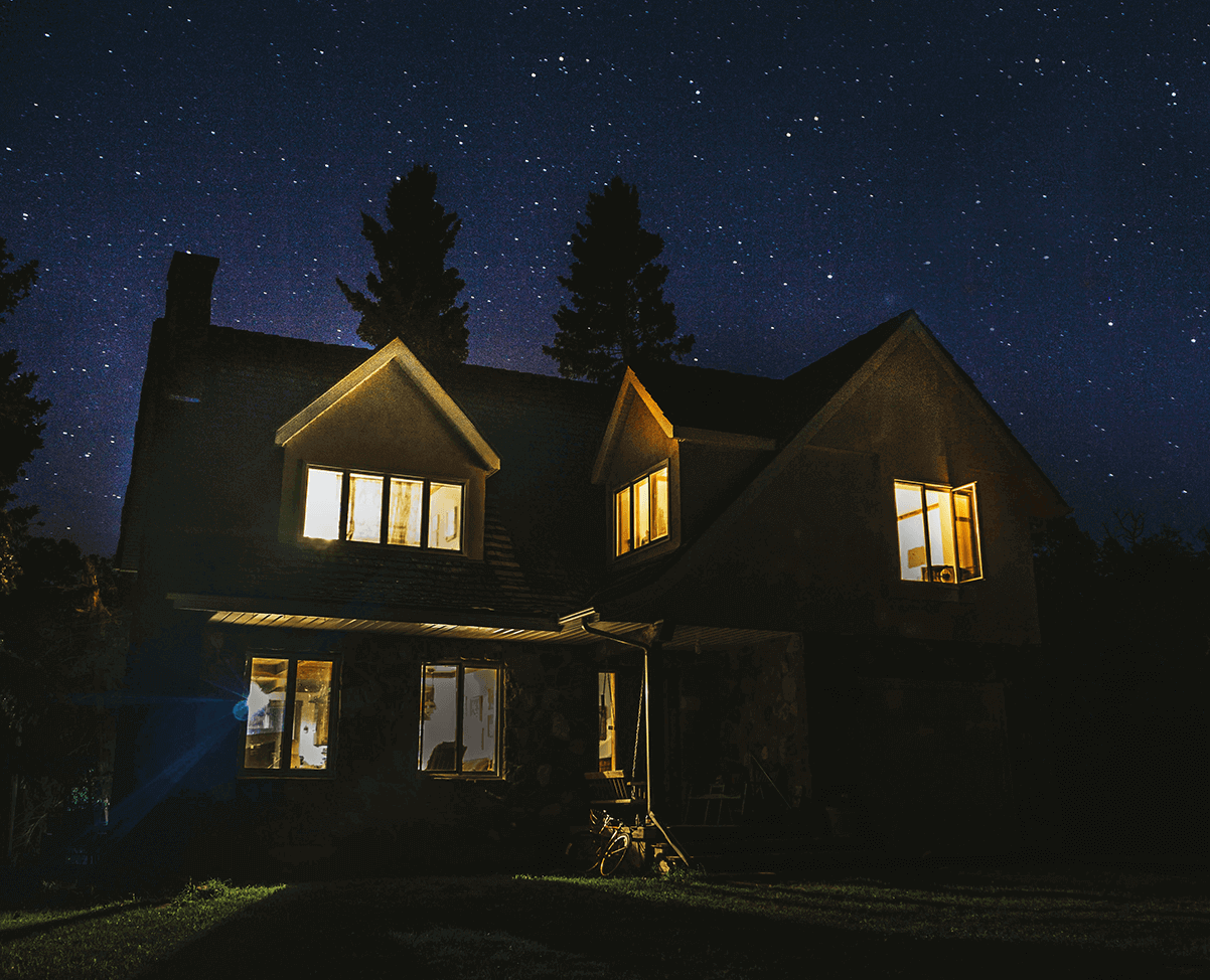 nacht foto van een binnen verlichte woning