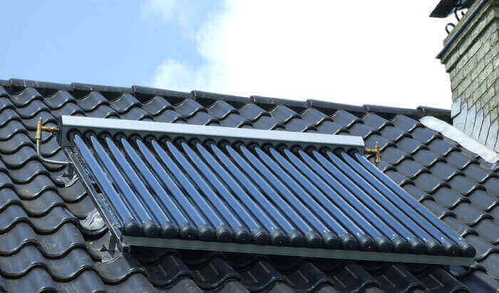zonnepanelen-op-een-dak