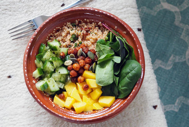 Vegan Poke Bowl Met Quinoa Mango En Avocado