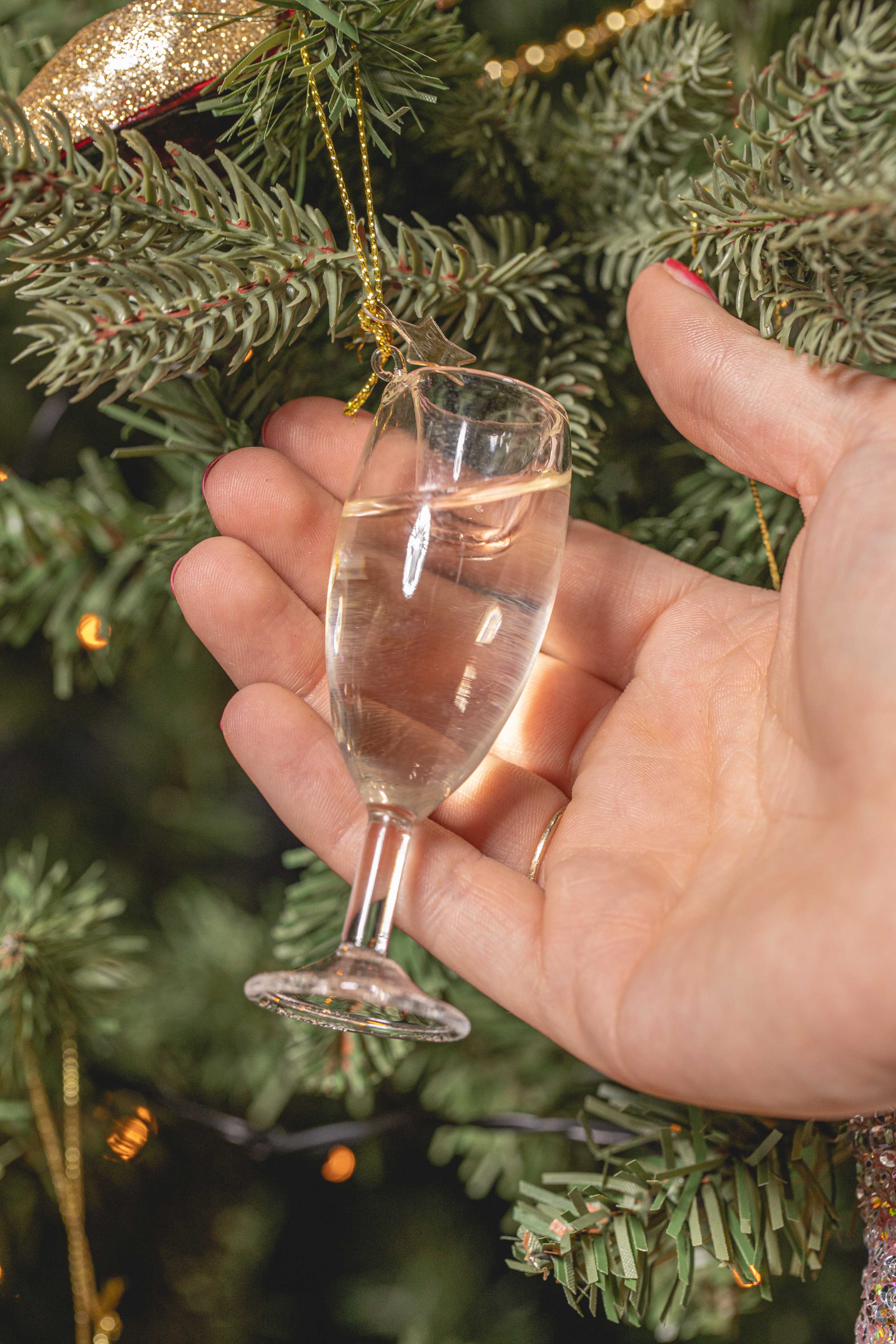 Copas de champagne en la mesa de navidad