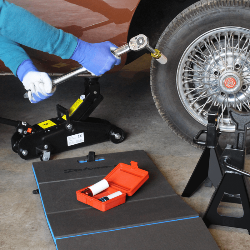 Les outils nécessaires au démontage et au changement d'une roue de voiture