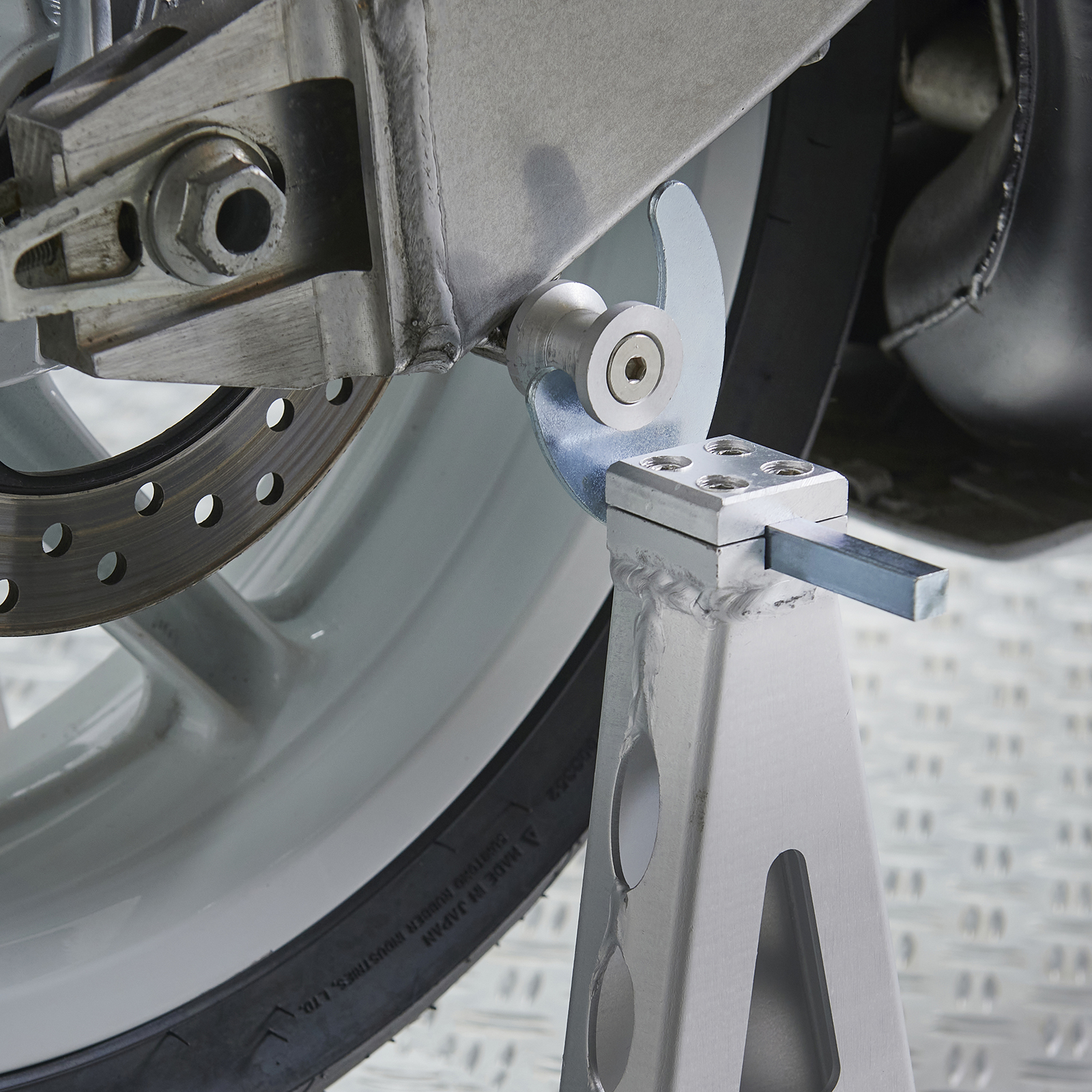 Béquille Moto Atelier et Transport Universelle, Convient aux pneus 13 - 17  pouces d'une largeur de 90 130 mm, Mécanisme à bascule avec crochet de  sécurité, Facile à nettoyer acheter en ligne