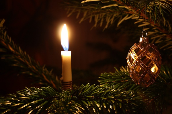 Kerstverlichting met kaarsjes levert een romantische ervaring op. Kerstverlichting met kaarsjes levert een romantische ervaring op.