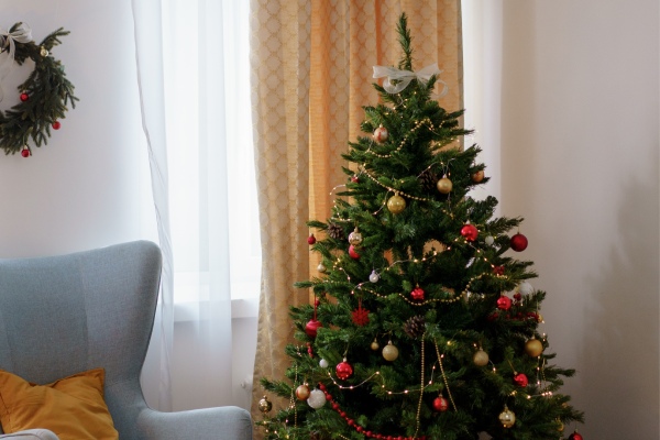 Kunstkerstbomen 120 cm dragen bij aan een knusse, gezellige kerst.