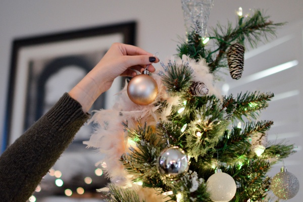 Kunstkerstbomen 180 cm bestellen bij Haxo.nl zodat u er met de kerst gezellig bij zit.