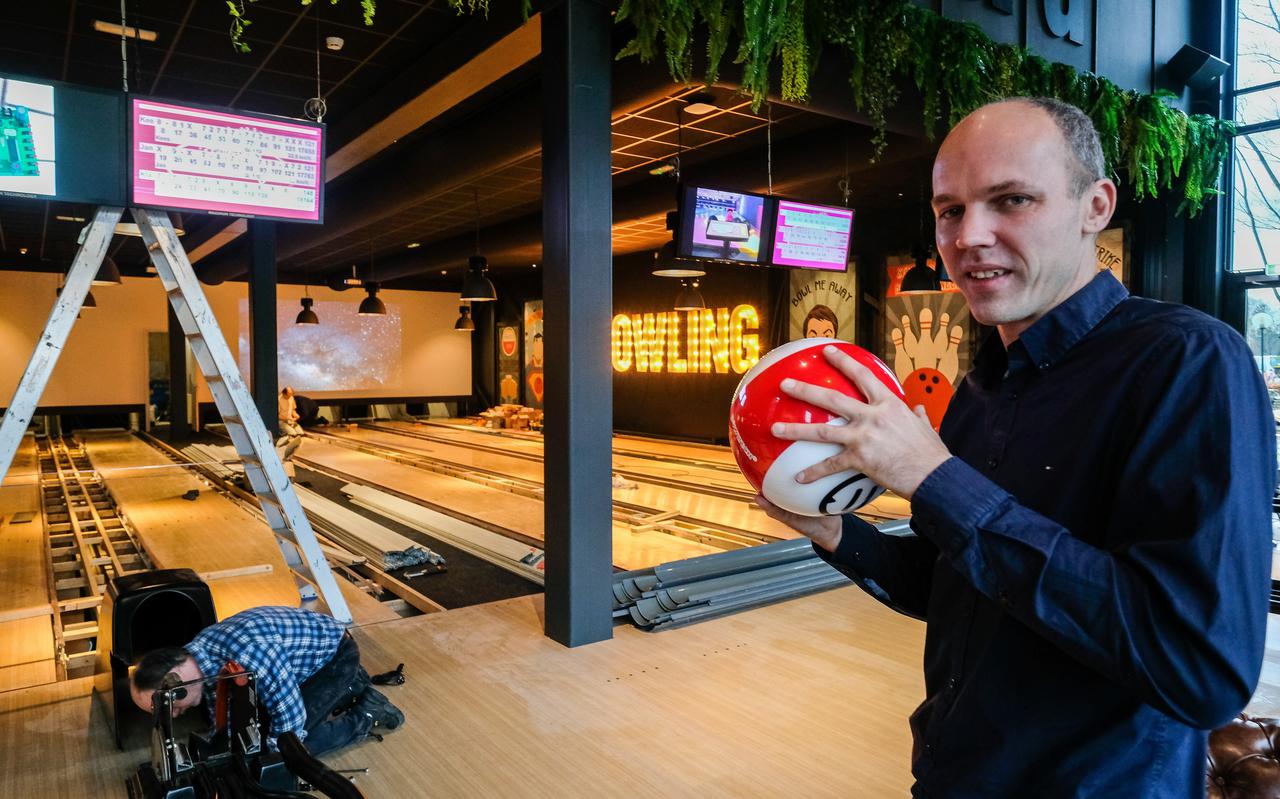 Oetze Mulder bij de bowlingbaan in 'zijn' Activiteitenarena in Tolbert. Foto - Jan Willem van Vliet