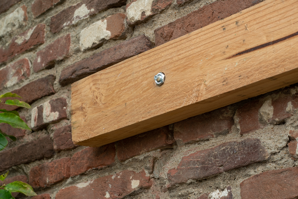 Wie befestigt man einen Balken an der Wand?