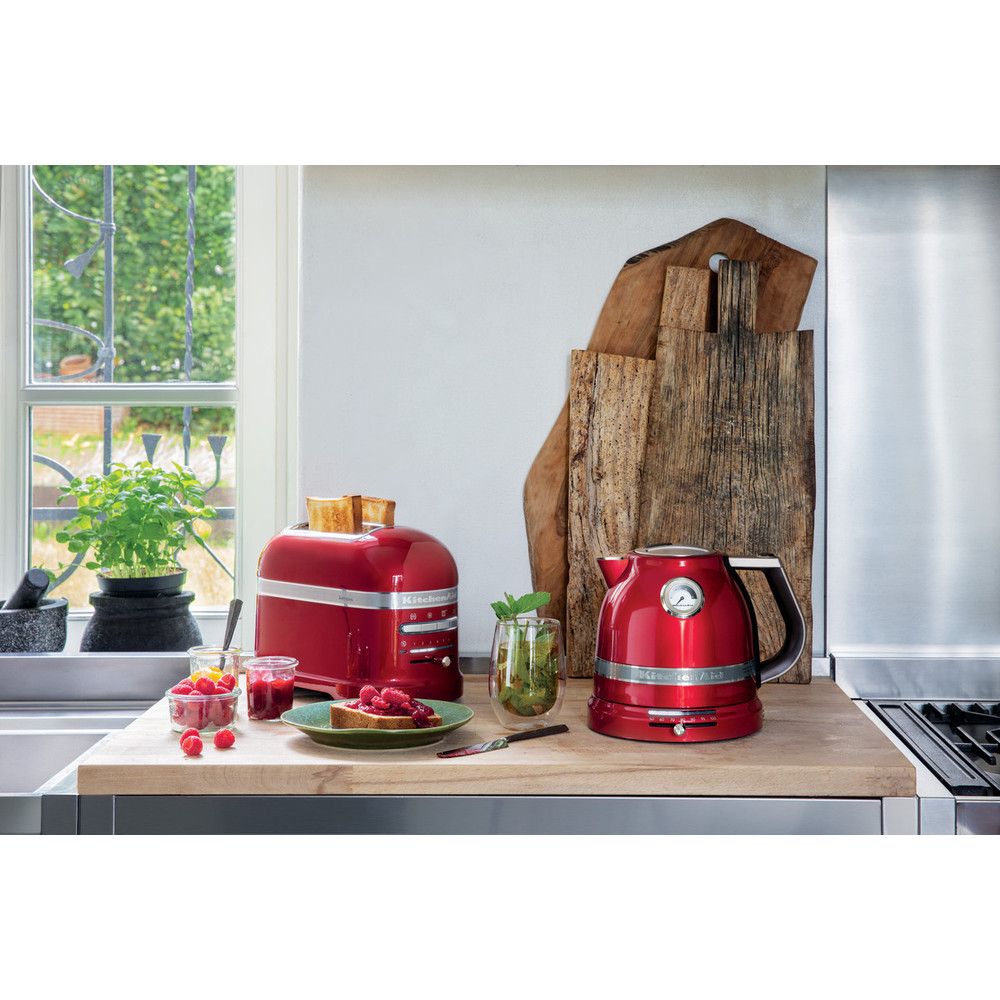 versus iets Peer KitchenAid Waterkoker 1.5 Liter Artisan Appelrood - 5KEK1522 kopen? |  Cookinglife