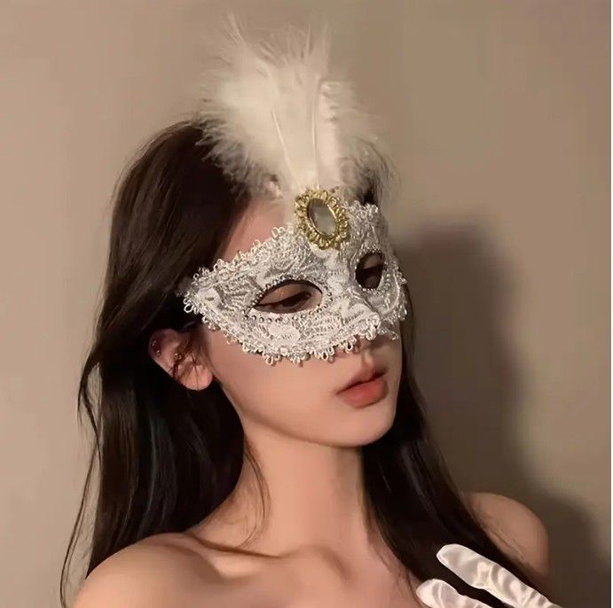 60.240-Cape-specialist-masker-met-veer-zilver-wit-1.jpg