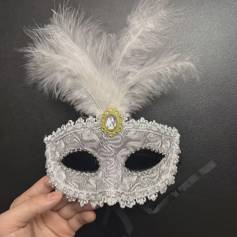 60.240-Cape-specialist-masker-met-veer-zilver-wit-met-hand.JPG