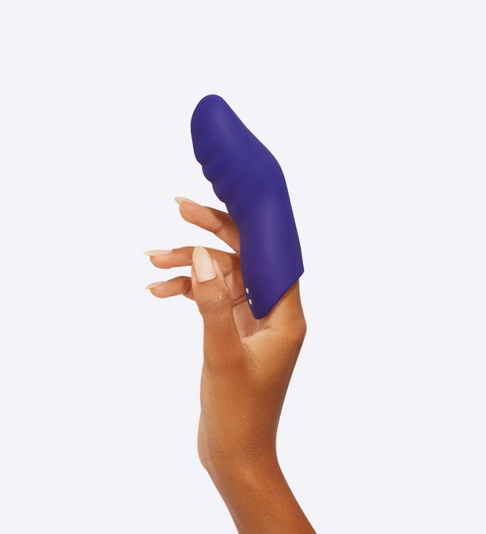 Dioni-Finger-Vibrator-Small-In-Model-Hand.jpg