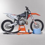 KTM crossmotor op de oranje crossbok