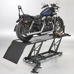 Harley Davidson op sterke motorheftafel met rijklem