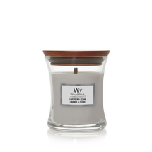 Bougie parfumée WoodWick Mini Lavande &amp; Cèdre - 8 cm / ø 7 cm
