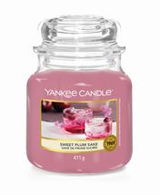 Yankee Candle Duftkerze Medium Sweet Plum Sake - 13 cm / ø 11 cm