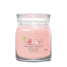 Yankee Candle Geurkaars Medium - met 2 lonten - Fresh Cut Roses - 11 cm / ø 9 cm