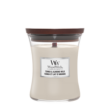 WoodWick Geurkaars Medium Tonka &amp; Almond Milk - 11 cm / ø 10 cm