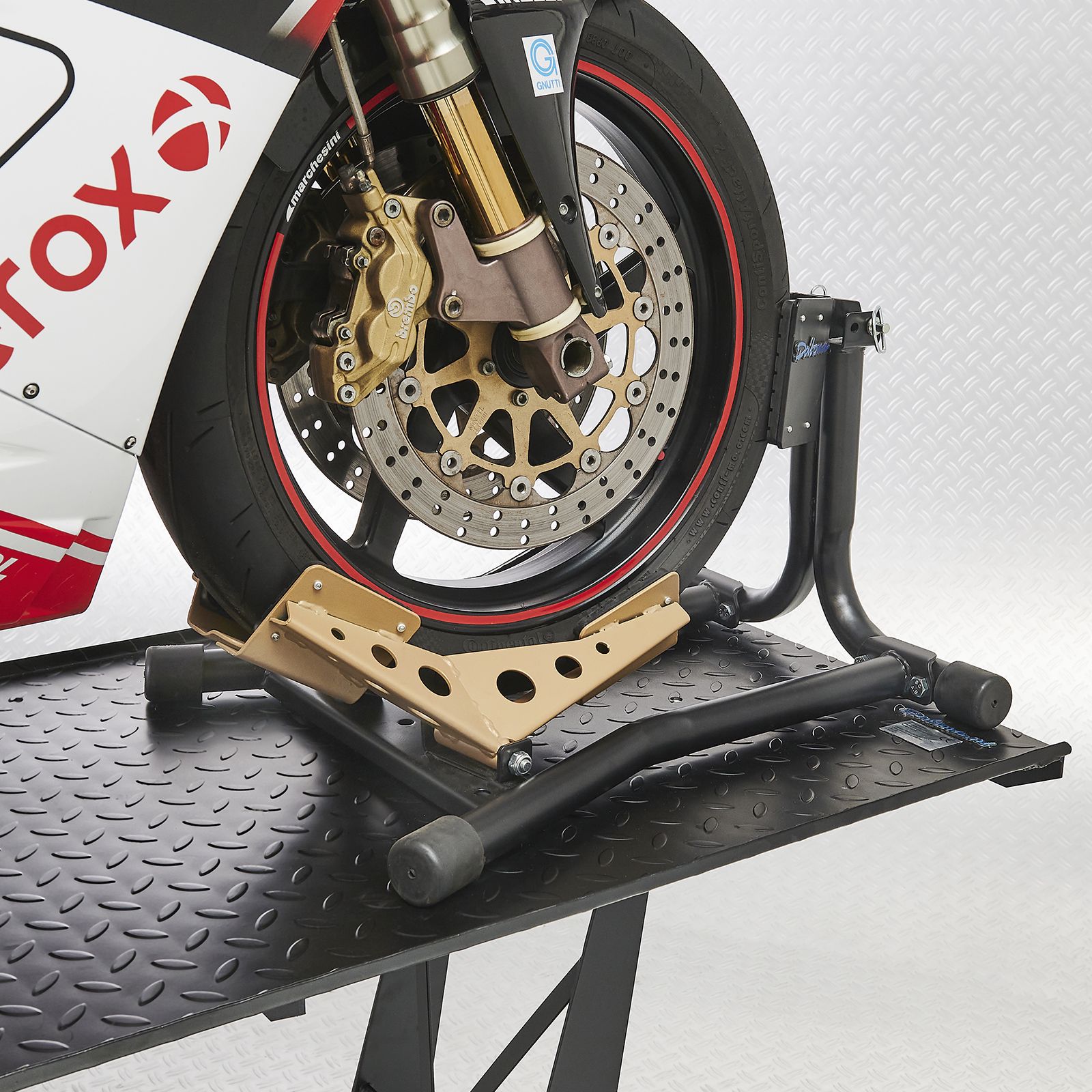 Voorwiel Ducati in rijklem met rubber