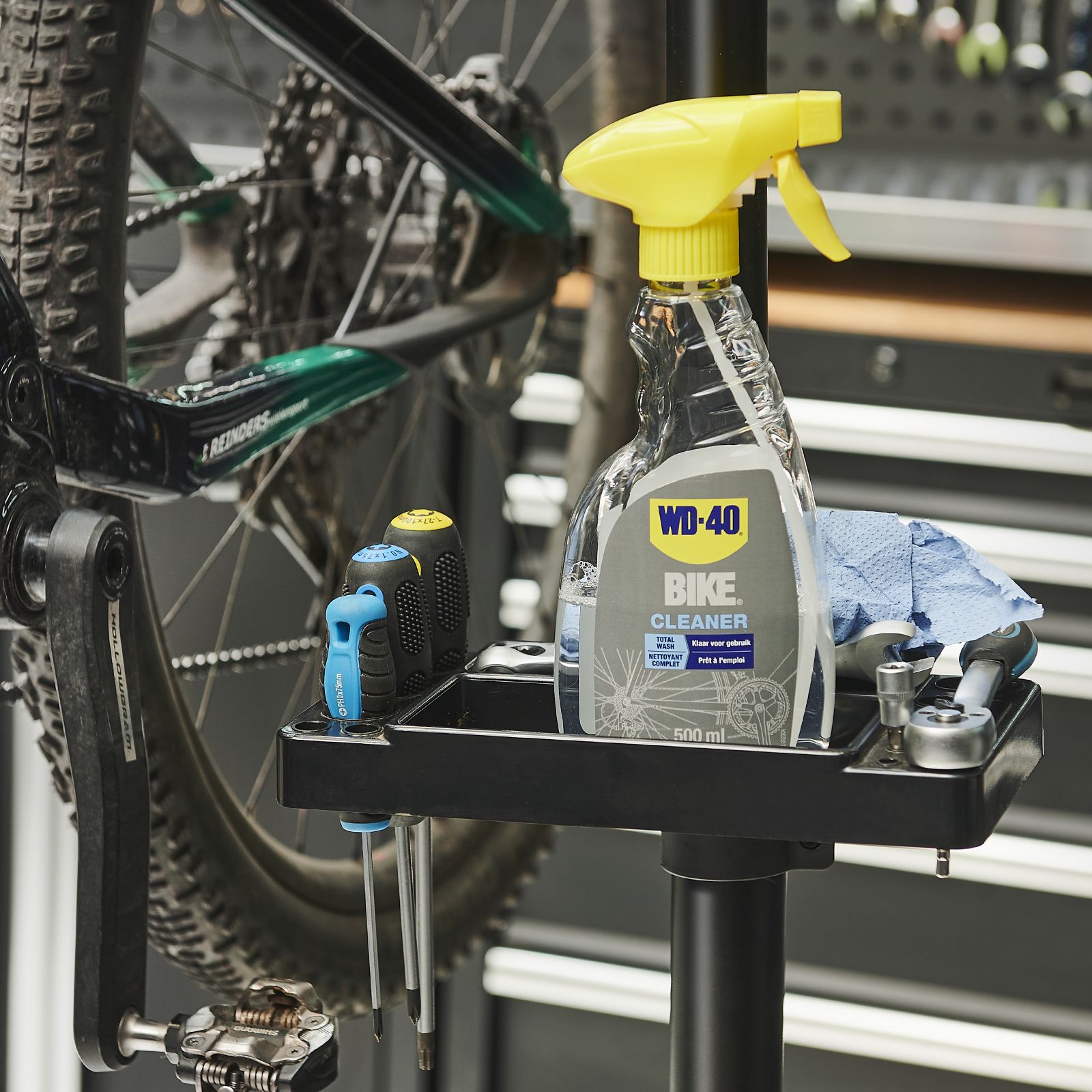 Bakje voor poetsmiddelen aan de fiets montagestandaard