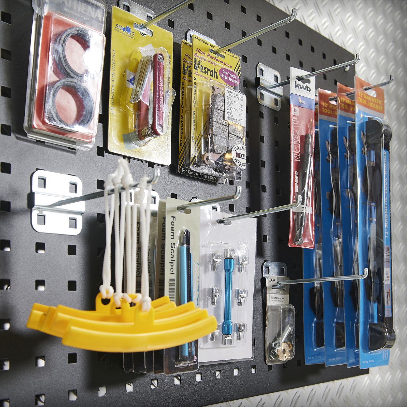 Tools voor werkplaats ophangen aan gatenbord