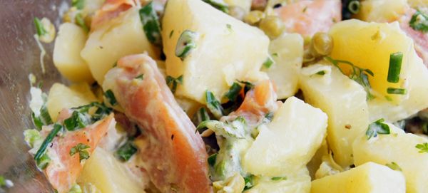 Zomerse maaltijdsalade met zalm en aardappel