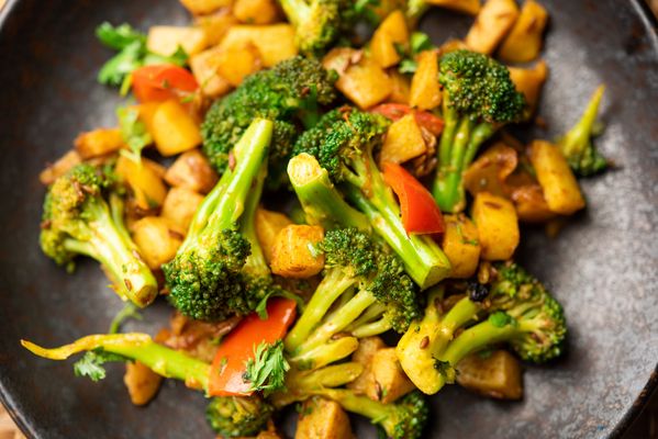 Broccoli met zoete aardappel en sinaasappeldressing