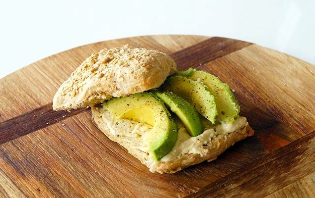 Broodje met hummus en avocado