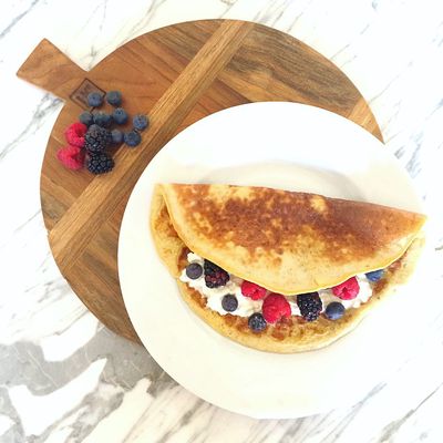 Vega recept Ontbijt omeletwrap met vers fruit & Hüttenkäse