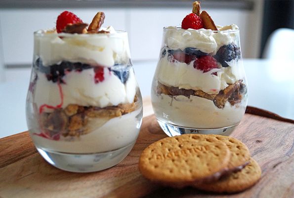 Trifle met slagroom, rood fruit en glutenvrije koekjes