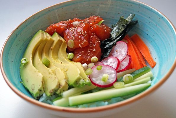 Poké bowl met zalm en avocado