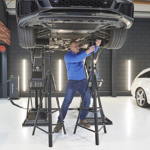 Assteunen onder auto