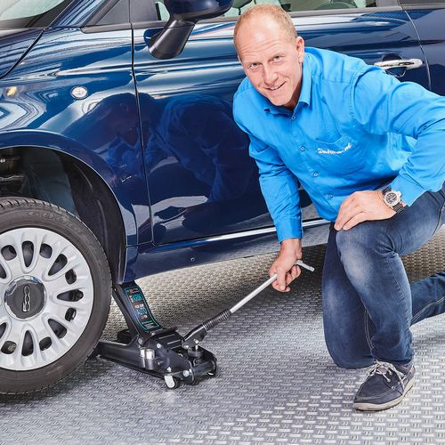 Rintje krikt de auto op met 2,5 tons autokrik