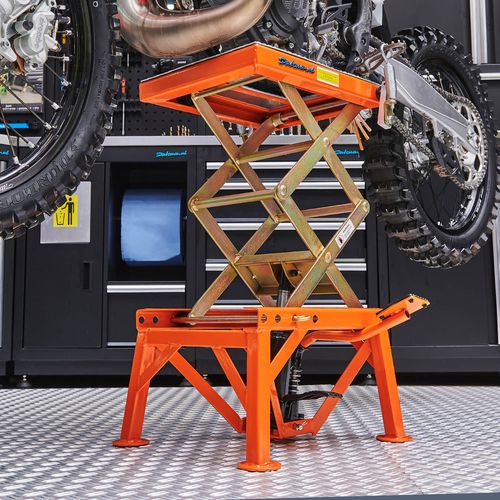 Stevige crosslift voor KTM motoren in de werkplaats