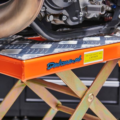 Datona logo op de oranje KTM crosslift