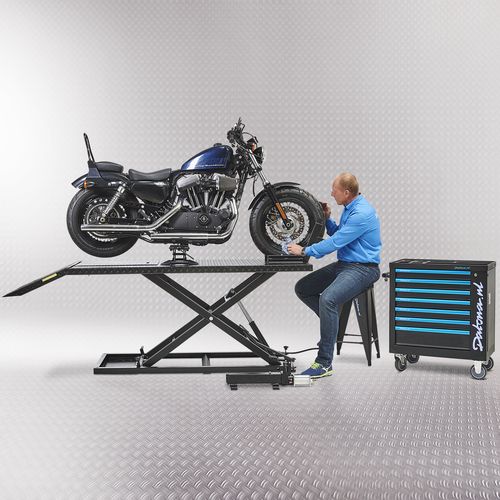 Harley motor op heftafel met minilift