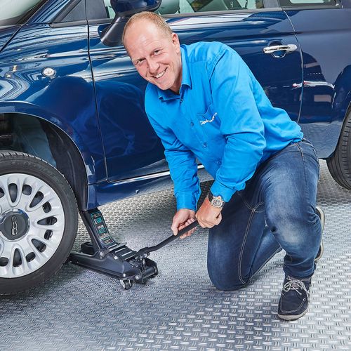 Rintje Ritsma krikt een verlaagde auto op met 2,5 tons krik voor verlaagde auto's