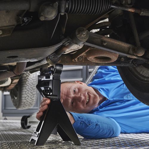 Bok plaatsen onder auto 