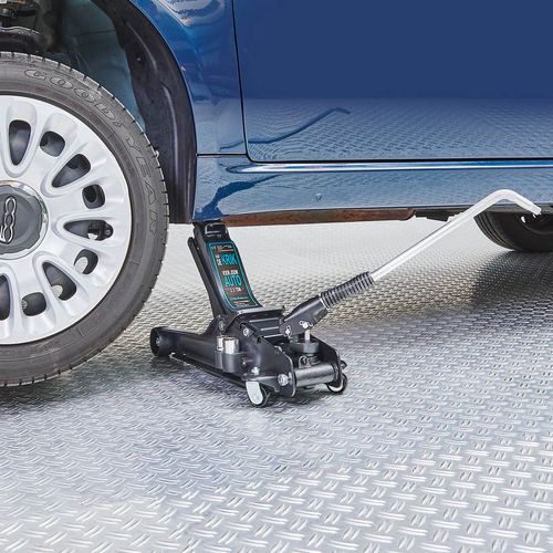 Krik met wringijzer krikt de auto op