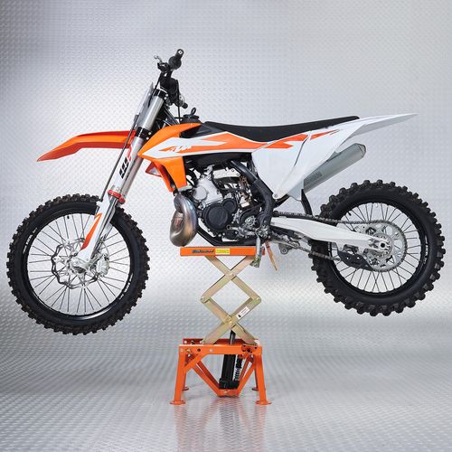 Crossmotor op de oranje mx lift
