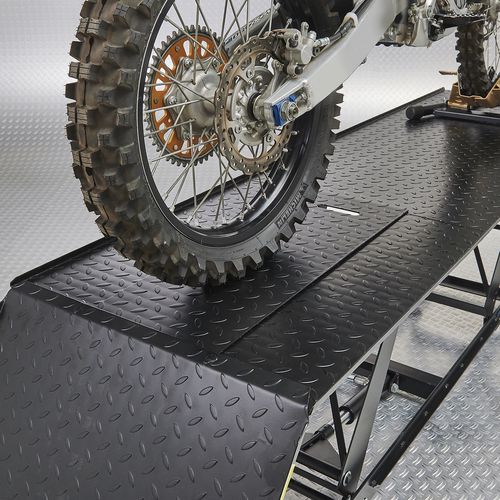 Achterwiel crossmotor op motorheftafel