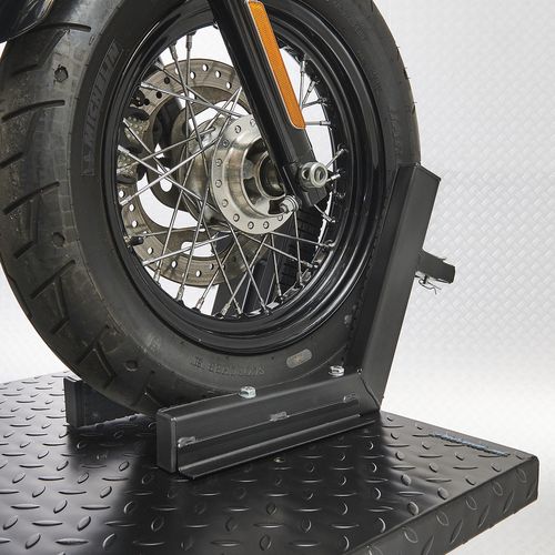 Voorwiel van Harley op de motorheftafel 700 kg