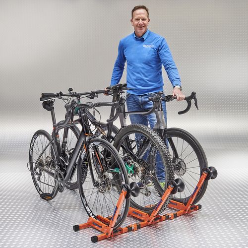 fietsstandaards aan elkaar vastzetten