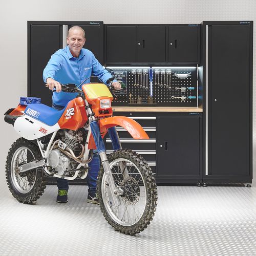 garage inrichting met gereedschapslades en kasten