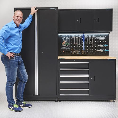 garage inrichting met kasten en gatenbord