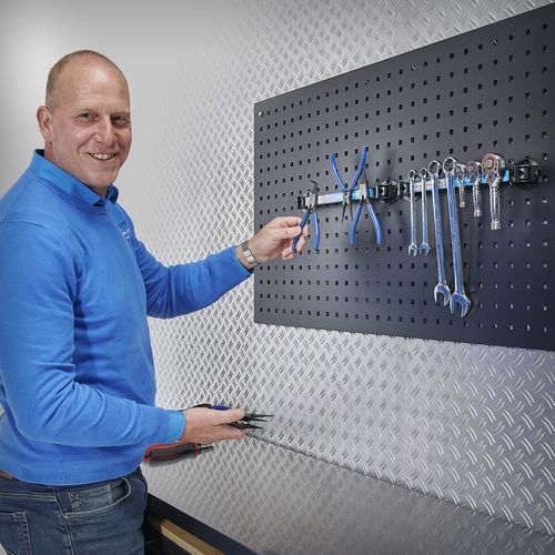 gereedschap-aan-muur-hangen.jpg