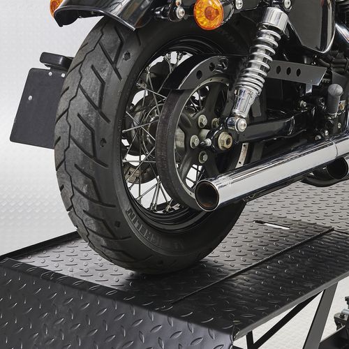 Achterwiel Harley op motorheftafel