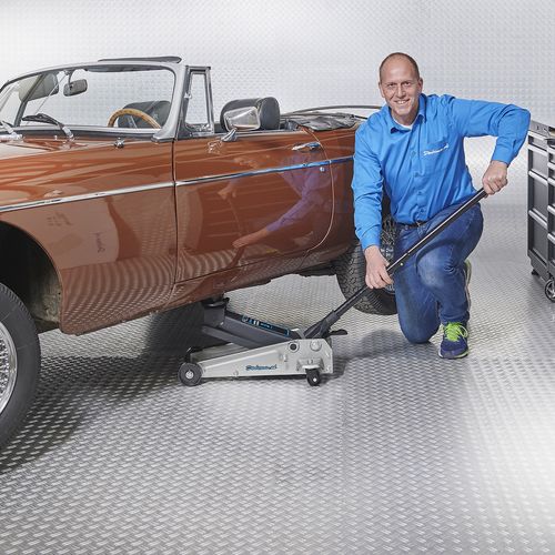 Heffen van auto met krik