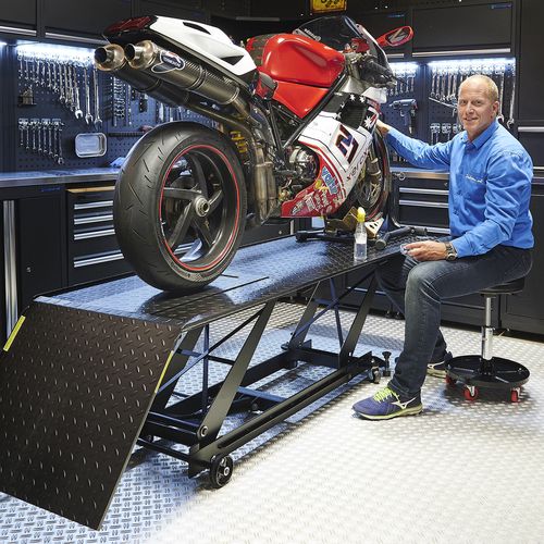 Motorheftafel met poetskruk