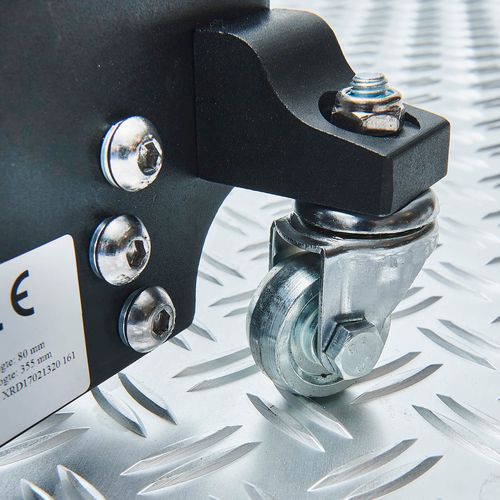 Stevige ijzeren wielen onder de aluminium krik