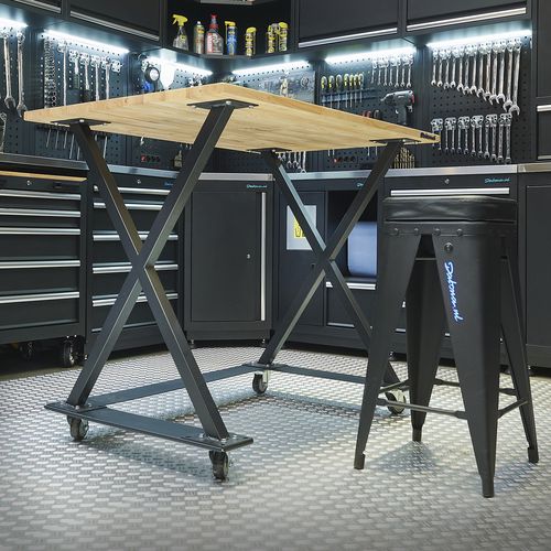 Kruk en werkbank in werkplaats